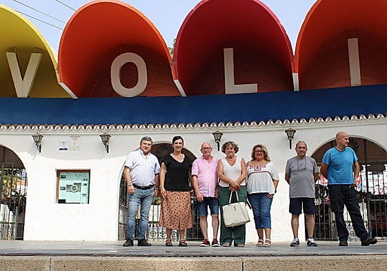 El portavoz, Enrique Pablo Centella, a la izquierda, junto a la coordinadora provincial, en la puerta de Tivoli.