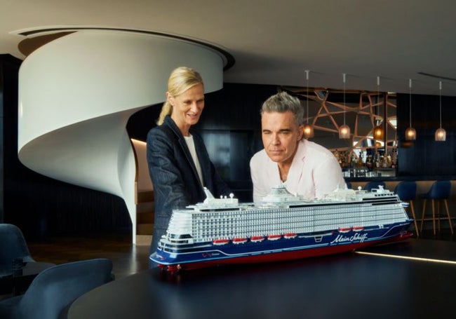 Robbie Williams contempla la maqueta del barco que bautizará en Málaga la próxima semana.