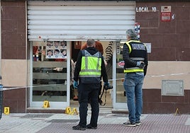 La Policía Nacional recogiendo pruebas en el lugar.