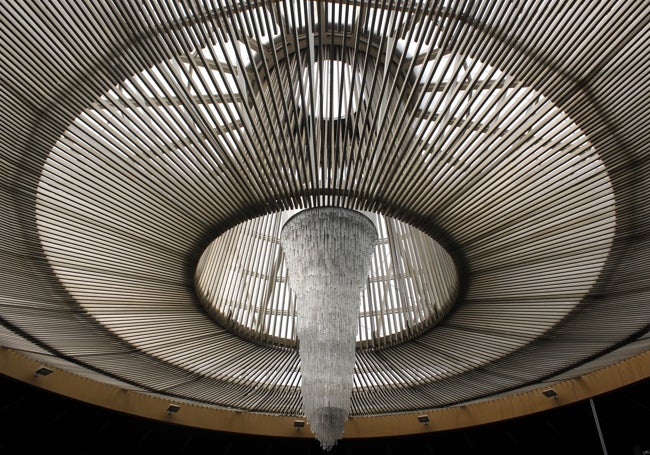 La espectacular lámpara del Palacio de Congresos, un edificio que tiene la firma de Rafael de la Hoz y Gerardo Olivares James.