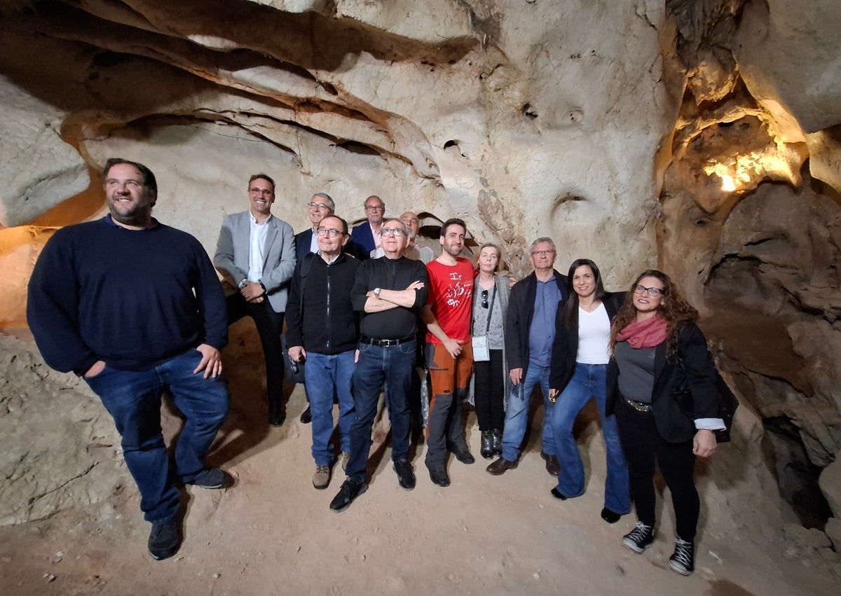 Imagen secundaria 1 - Una marca de mano; el alcalde de Ardales, con el concejal de Cuevas y el regidor de Rincón de la Victoria, y el equipo de investigadores, y líneas marcadas con los dedos en una de las paredes.