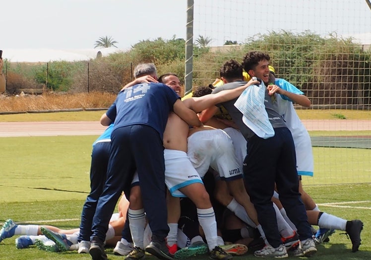 La Selección de la UMA celebra tras ganar la tanda de penaltis ante Granada.