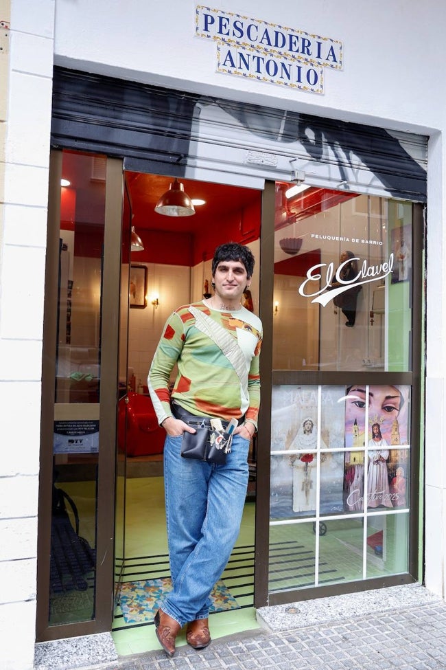 La Dani, en la fachada de su peluquería El Clavel que conserva el nombre del negocio anterior: Pescadería Antonio.