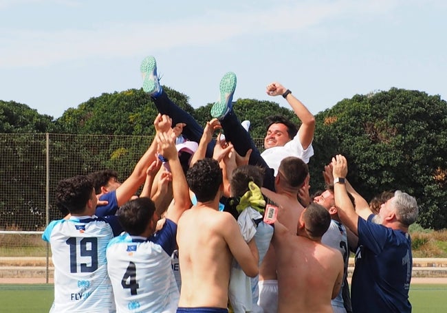 Los jugadores mantean a Jose Zumaquero tras ganar la final del CAU.