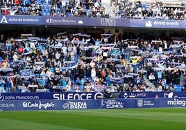Aficionados del Málaga animan al conjunto blanquiazul en La Rosaleda frente al Ferrol.