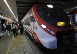Un tren de Cercanías con destino Álora estacionado en María Zambrano.