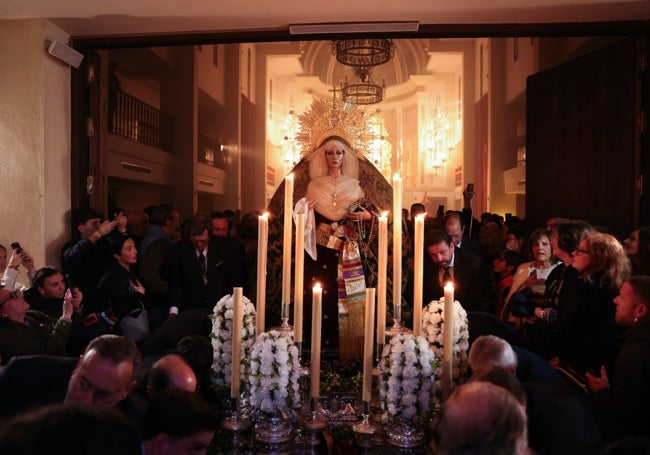 La Virgen de la Esperanza, a la salida de la basílica.