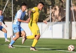Santaella, del Malagueño, persigue a Kepa Vieites, jugador del Marbellí.