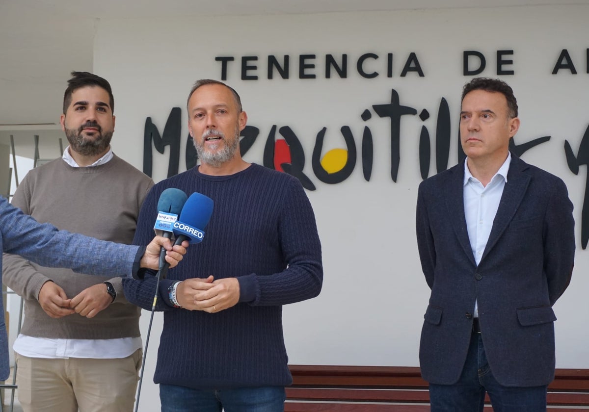 Los ediles David Segura y David Vilches, este viernes en la presentación del nuevo servicio.