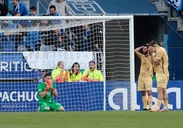 El lamento de Alfonso Herrero, Galilea y Manu Molina en el gol postrero en propia puerta en Oviedo.