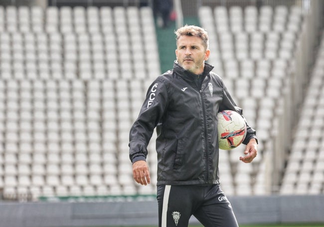 Iván Ania, entrenador del Córdoba, dirige un entrenamiento en El Arcángel.