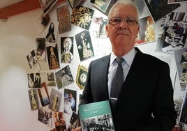 El historiador José Jiménez Guerrero con uno de sus libros.