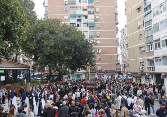 El Crucificado de la Sed, arropado por los vecinos de Miraflores de los Ángeles.