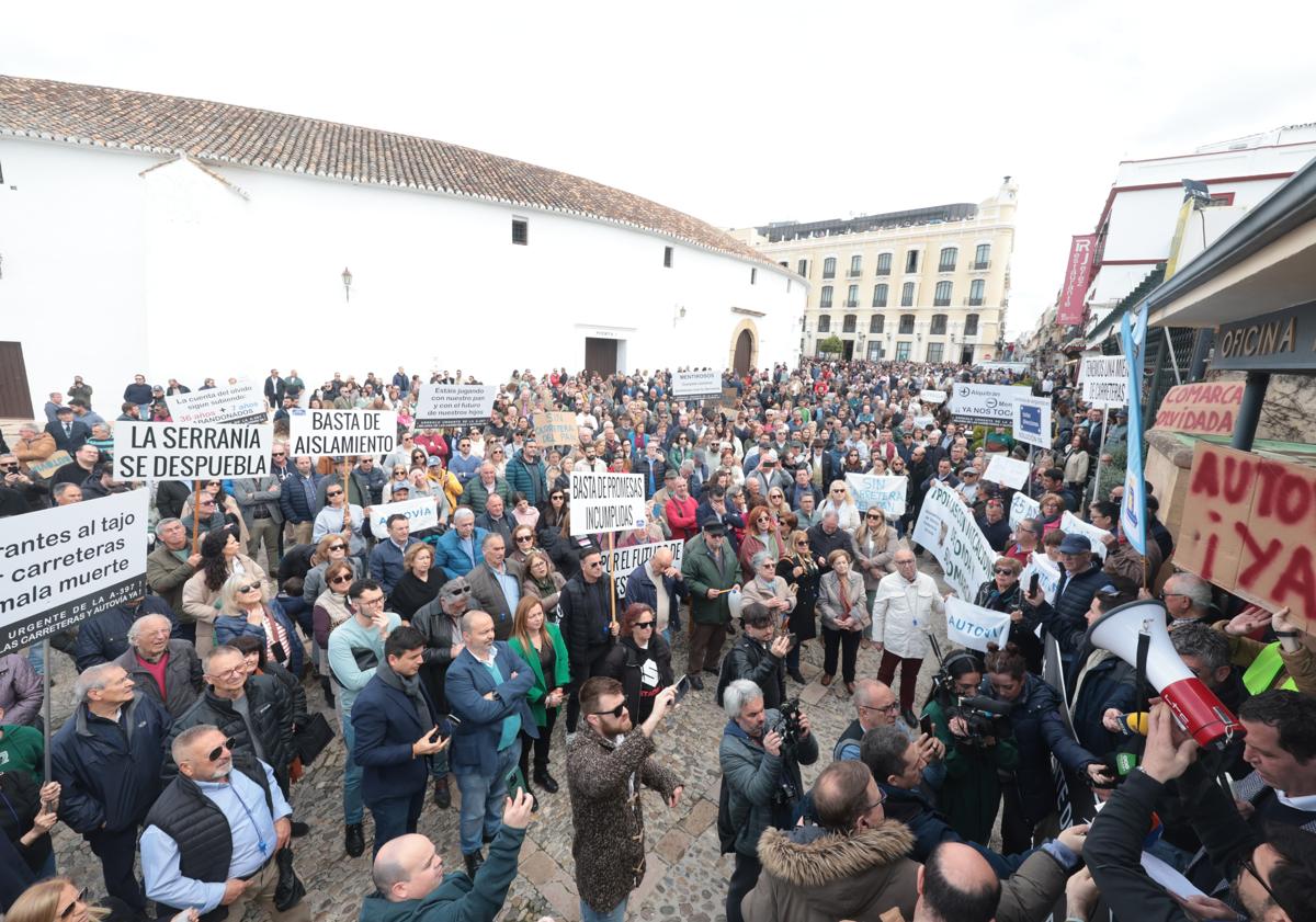 Imagen principal - Multitudinaria manifestación en Ronda para exigir mejores comunicaciones