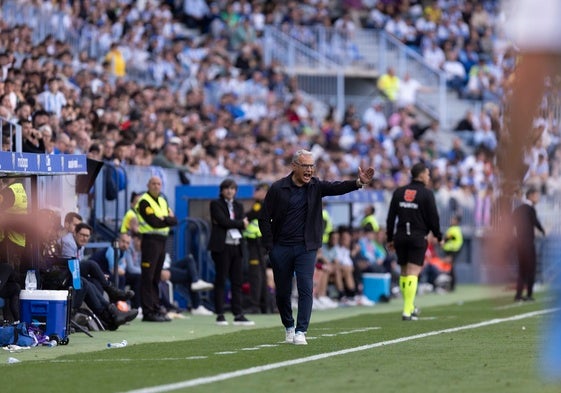 Pellicer da instrucciones a sus futbolistas desde la banda, en el partido frente al Córdoba en La Rosaleda.
