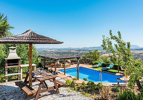 Vista del jardín de una de las casas rurales de la provincia.