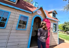 Una niña curiosa en la Casa del Ratoncito Pérez del Parque de La Batería.