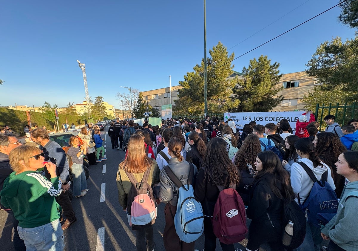 A la hora de entrada de las clases este martes, se concentraron en la entrada al instituto