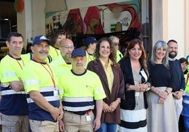 Los concejales posan con algunos de los contratados en el marco de este plan.