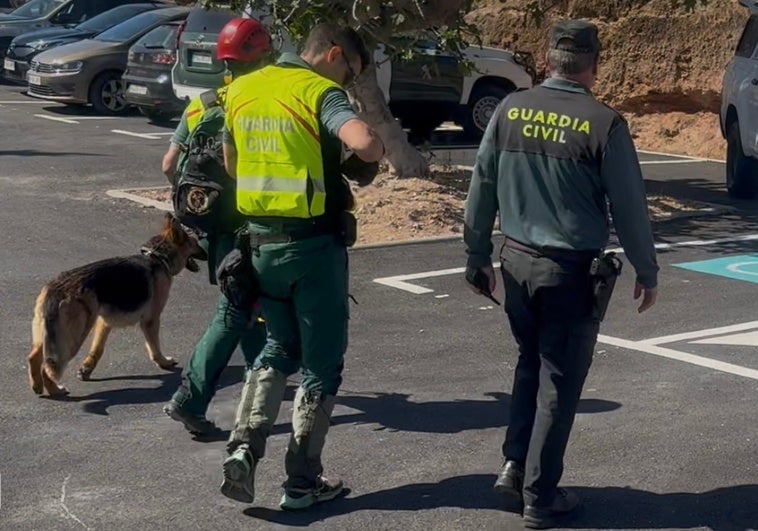 Agentes de la Unidad Canina de la Guardia Civil, este martes en Maro.