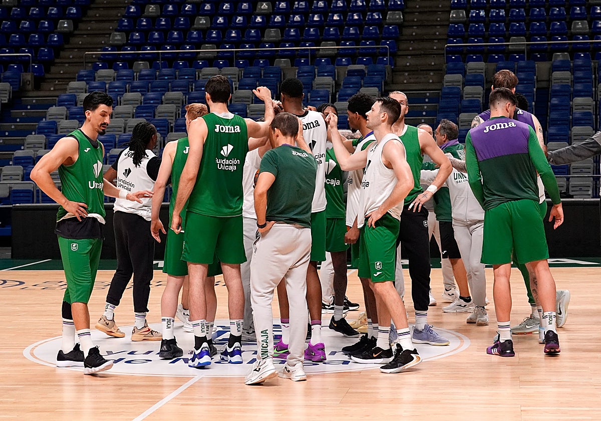 La plantilla del Unicaja hace piña al final de un entrenamiento.