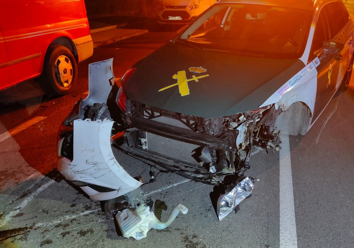 Un sospechoso de maltrato embiste un coche patrulla y deja dos guardias civiles heridos en Mijas
