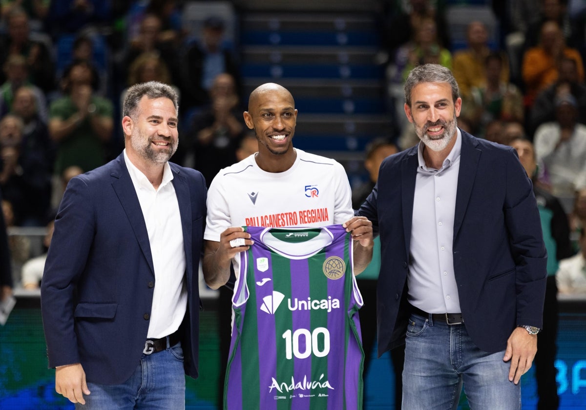 Jamar Smith, homenajeado y ovacionado en el Carpena