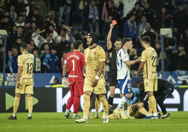 La expulsión de Kevin en La Romareda condicionó al Málaga ante el Zaragoza (0-0).
