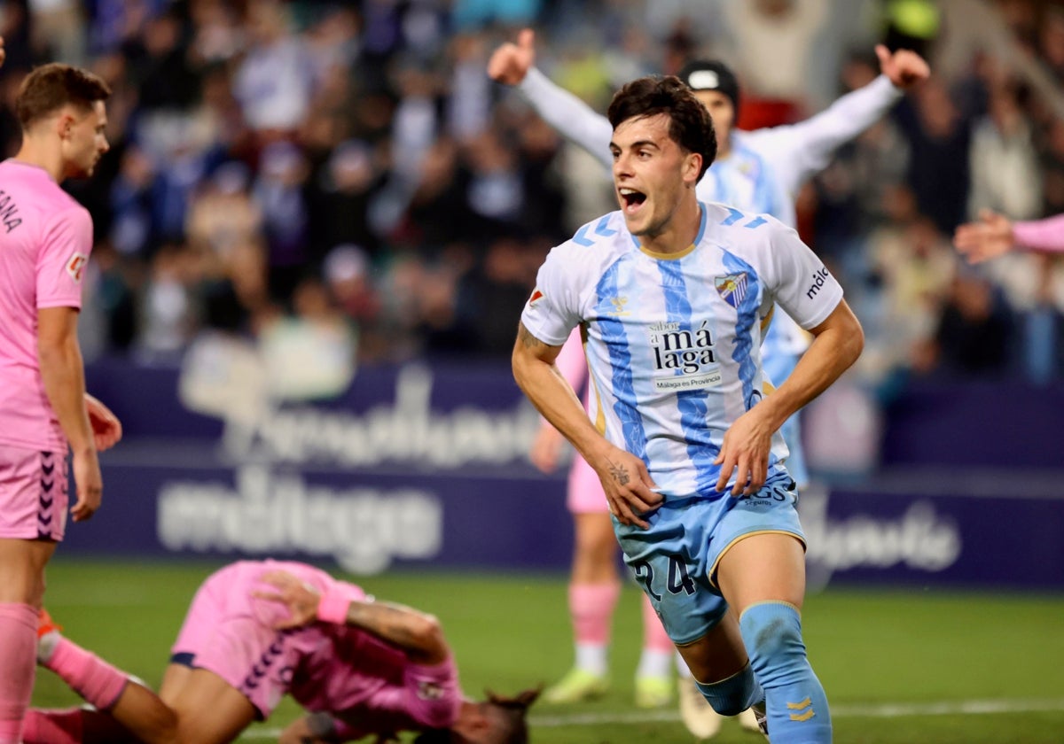 Lobete celebra un gol ante el Eldense, en el importante 3-0 en La Rosaleda.