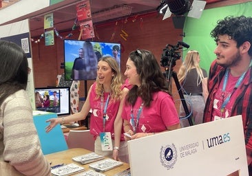 Estudiantes de la Facultad de Ciencias de la Comunicación, en la Jornada de Puertas Abiertas.