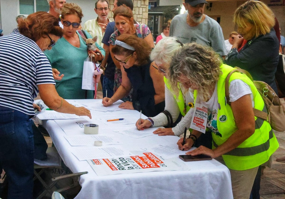 Recogida de firmas en Rincón de la Victoria para exigir mejoras en la sanidad pública