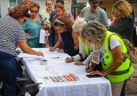 Recogida de firmas organizada por la plataforma.