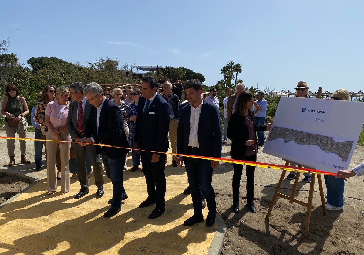 El alcalde de Estepona inaugura el tramo El Saladillo-Dos Hermanas del proyecto Senda Litoral, en presencia del presidente de Diputación, el presidente de la Mancomunidad y vecinos de la zona.