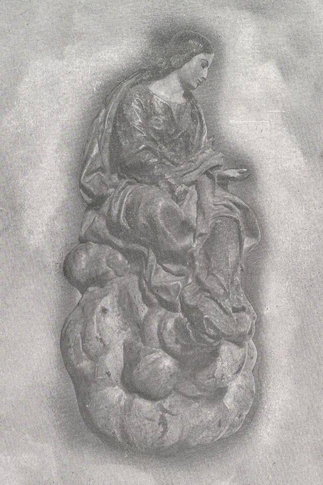 En la foto publicada en 1928, la virgen de este conjunto escultórico conservaba una de sus manos.