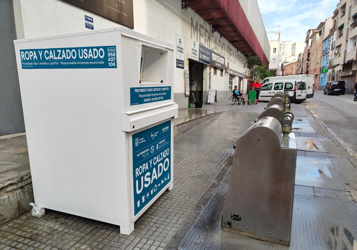 Vista del contenedor que dificulta el paso en la zona de la Merced.