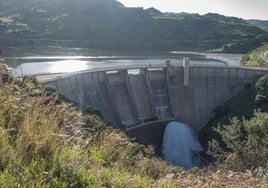 Desembalse por la nueva tubería habilitada en la presa de Casasola.