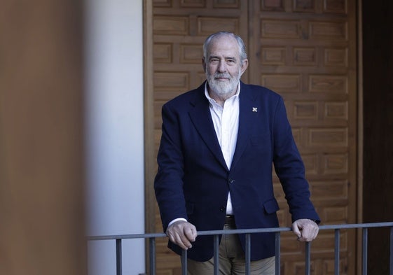 José Carlos Garín, en una de las galerías del antiguo hospital de San Julián, sede de la Agrupación de Cofradías.