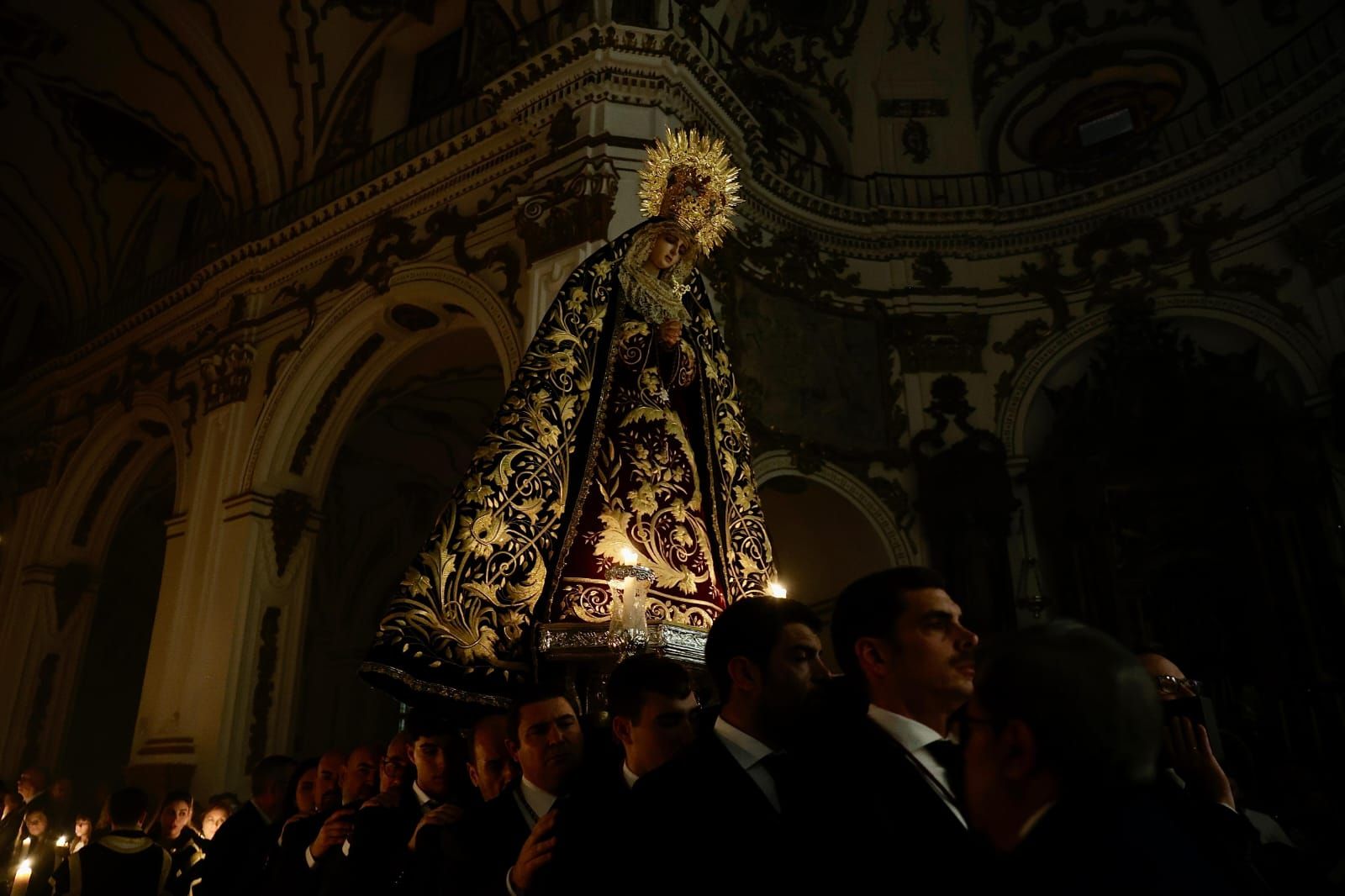 Los traslados y procesiones de vísperas de la Semana Santa de Málaga 2025 en fotos