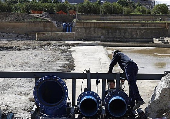 Imagen de archivo de técnicos de Emasa en la presa de Cártama.