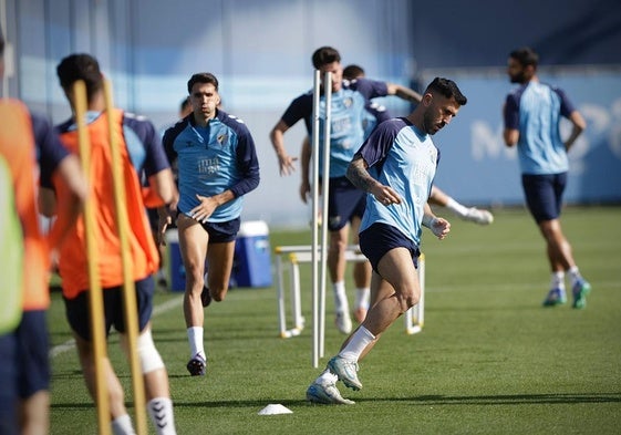 Jugadores del Málaga, con Dioni en el centro, en un entrenamiento de la semana.