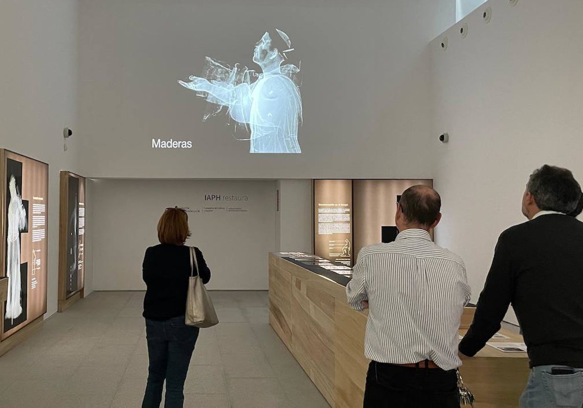 La radiografía de la escultura Pedro de Mena, en la exposición 'La imagen revelada' en la sala de exposiciones del Monasterio de la Cartuja de Sevilla.