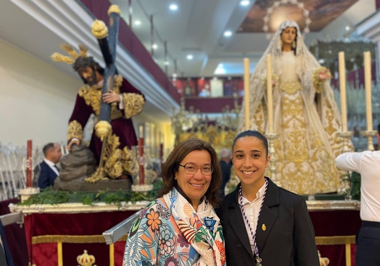 Marina junto a su madre antes del traslado del Rocío.