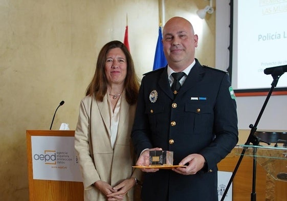 Entrega del reconocimiento.