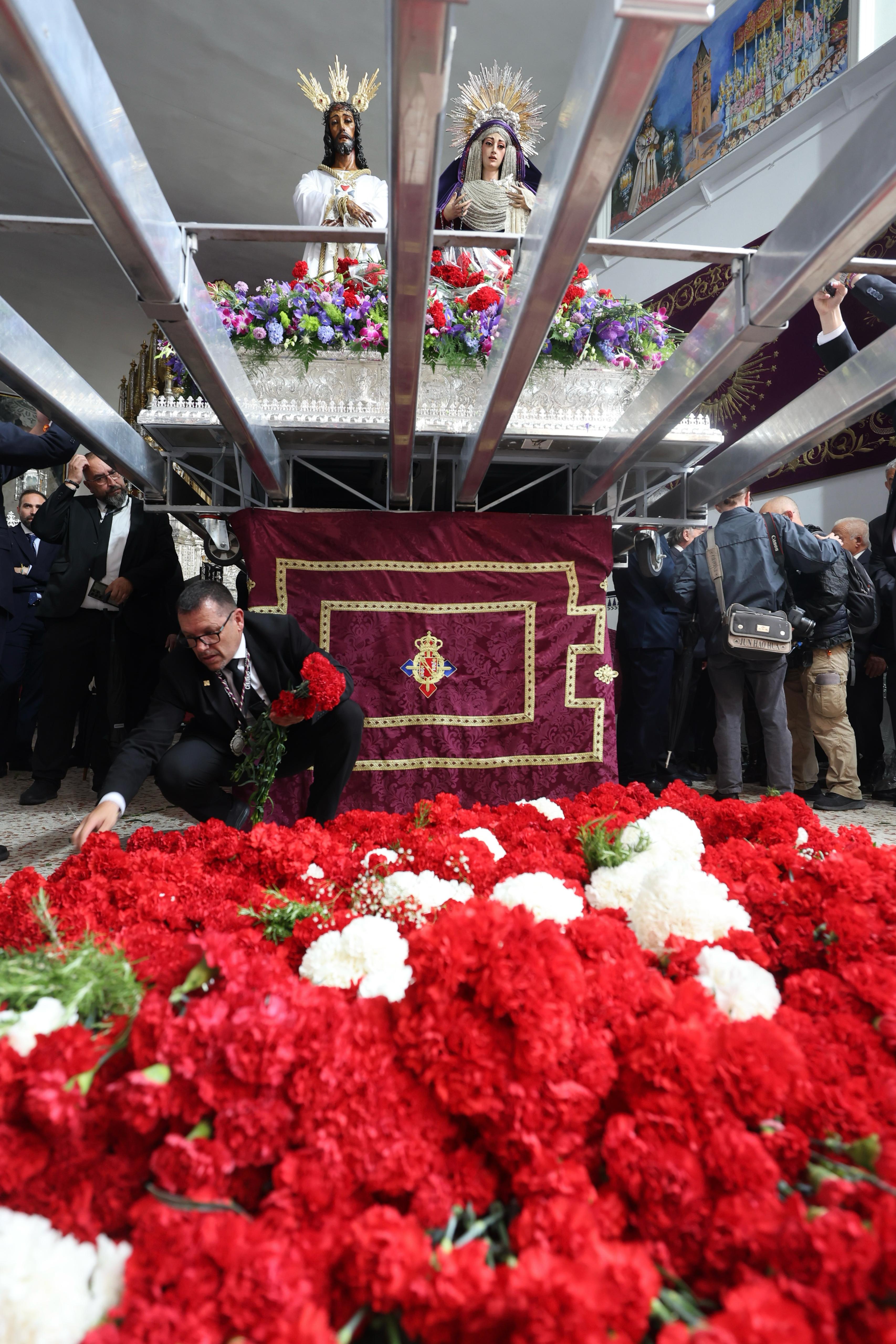 Ofrenda de claveles al Cautivo en su casa hermandad