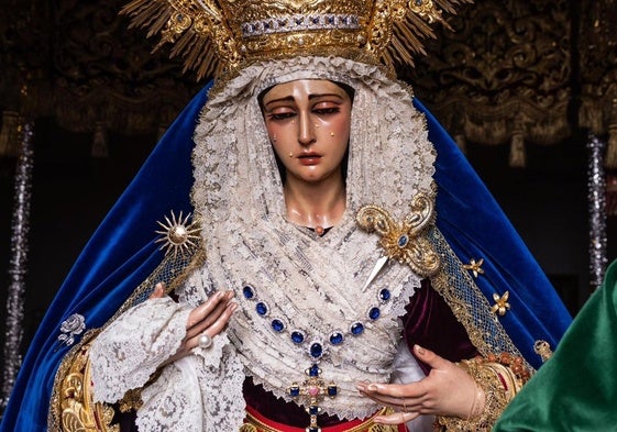 Santa María del Monte Calvario, en su trono, con la medalla en su cintura.