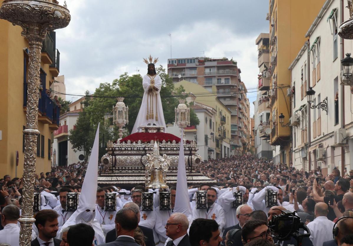 Imagen principal - Así fue la salida del Cautivo: emoción tras un año de espera