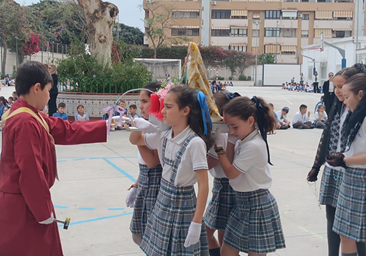 Imagen principal - Más imágenes de la procesión realizada por los alumnos del Colegio San Manuel. 