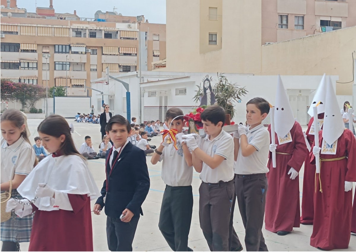 Imagen secundaria 1 - Más imágenes de la procesión realizada por los alumnos del Colegio San Manuel. 
