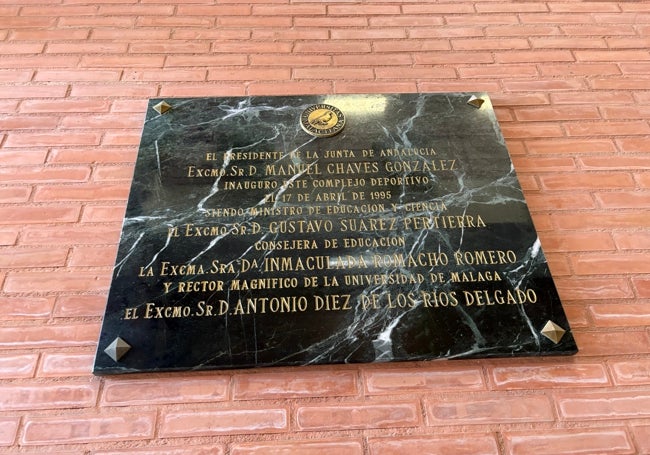 Placa conmemorativa de la inauguración del Pabellón de la UMA.