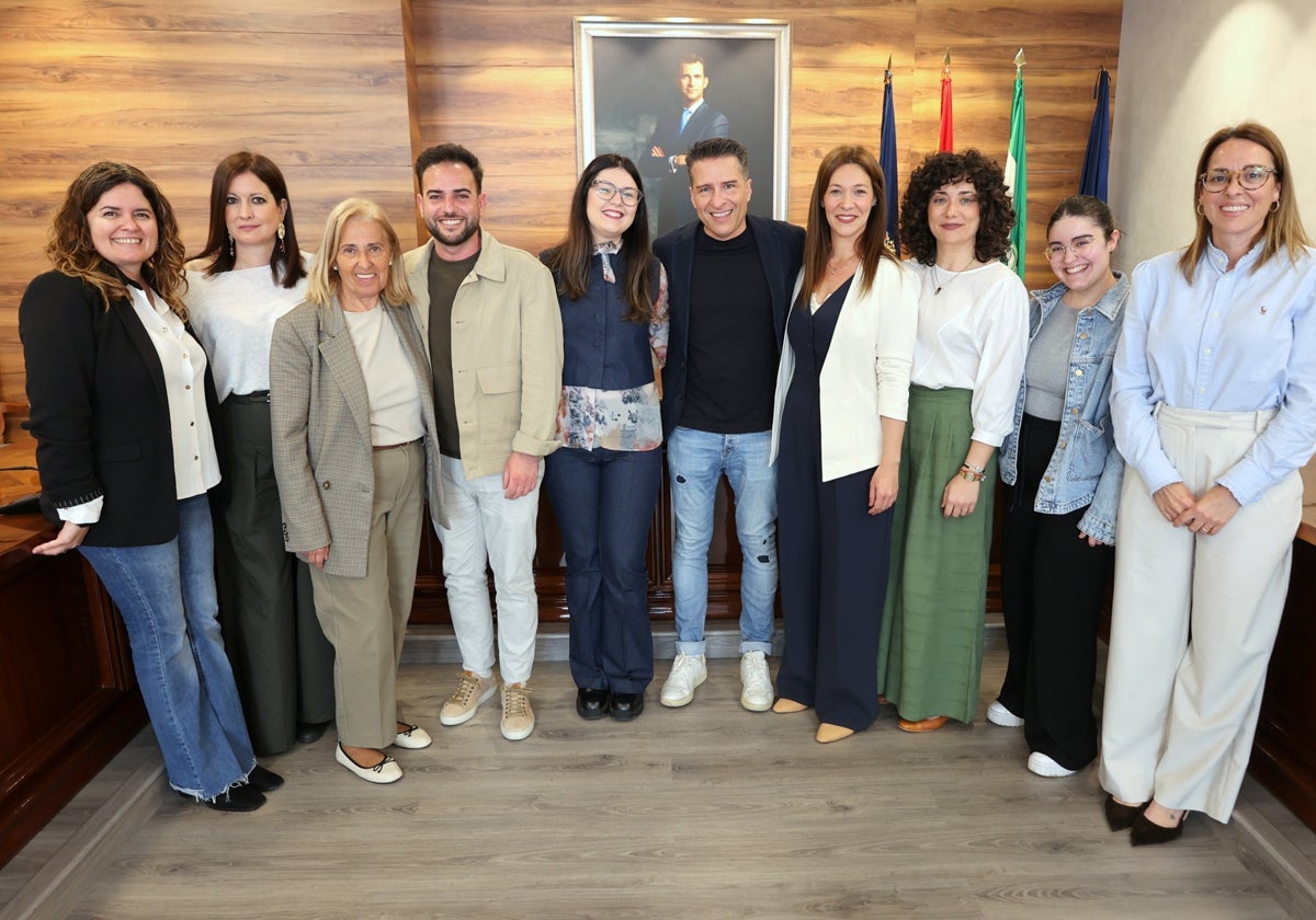 El alcalde y ediles, con las nuevas profesionales de los Servicios Sociales Comunitarios.